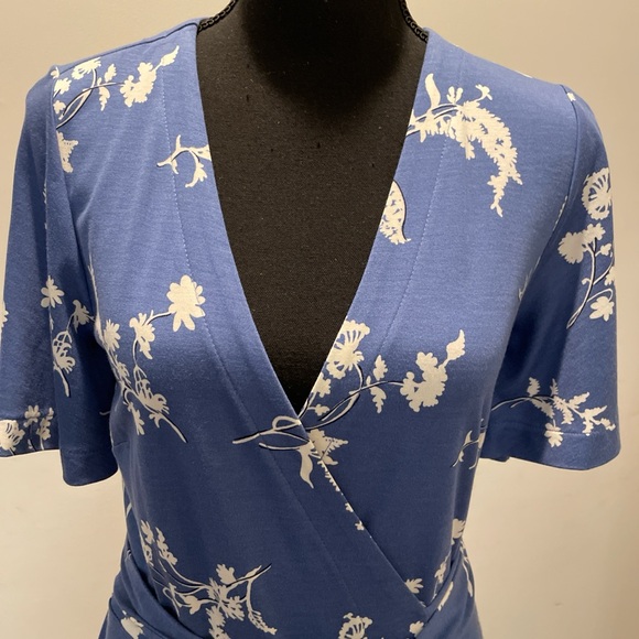 Ann Taylor Wrap Dress Size6 BlueWhite Floral Print Capsule Classic Timeless - Picture 7 of 12